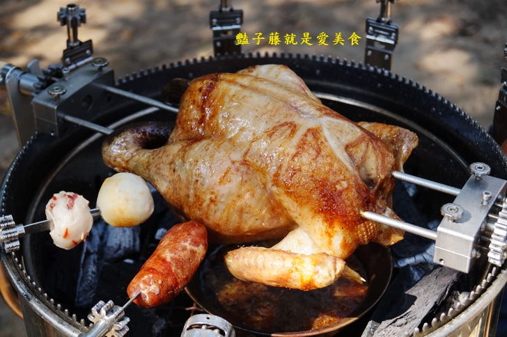 【夯伯燒烤萬用爐】360度自動旋轉炭火烤肉爐．翻轉吧！輕鬆烤全雞．豔子藤就是愛美食