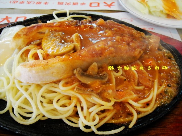 台中大口平價牛排館大啖香嫩雞排鮭魚排和肩胛牛小排【豔子藤就是愛美食】