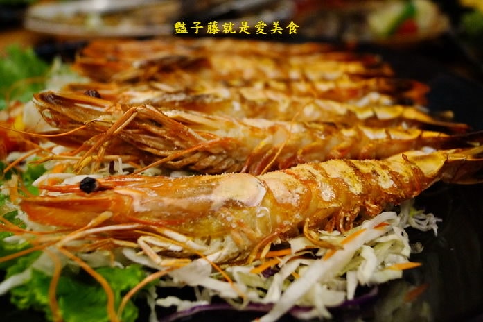 東來屋平價日式燒烤．霸王鮮蚵太吸睛串燒肉串好好吃【豔子藤就是愛美食】