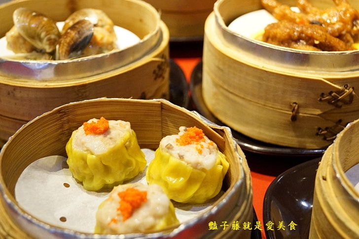 【紅點港飲食販店】台中港式飲茶．味菜蒸肥腸和蟹柳花枝餃蒸正點．波蘿包烤香點．燒臘點蜜汁叉燒