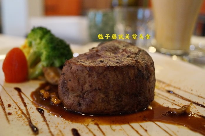 台中異國美食．昨日花卷跨界料理．血汗捏造牛肉堡招牌花卷好食【豔子藤就是愛美食】