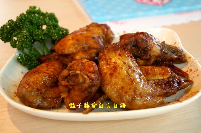 熾天使Kitty主題餐廳．一中街商圈紅樓卡哇伊【豔子藤就是愛美食】