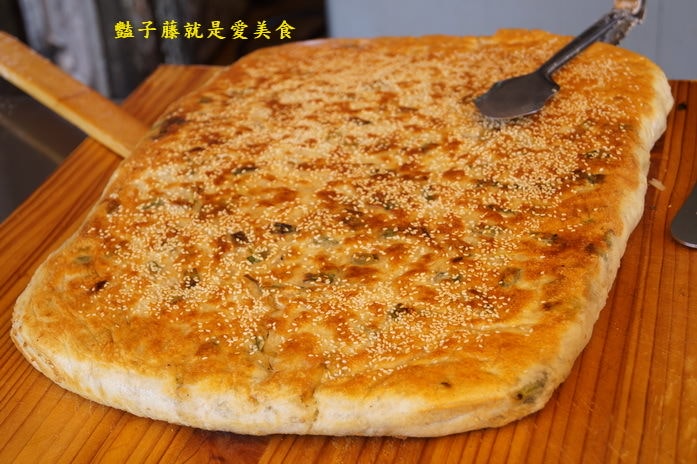 董家蔥花大餅．臺中自由路必吃美食．蔥多香酥美味小吃【豔子藤就是愛美食】