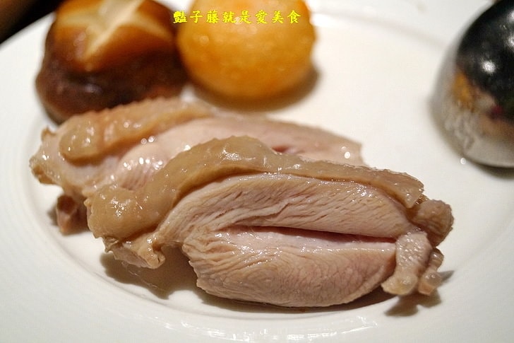 【八豆食府精緻鍋物】員外家裡的花田喜彘真是吃紅蘿蔔長大的豬.澳洲9級和牛鮮嫩汁多.鍋物湯底慢燉雞湯