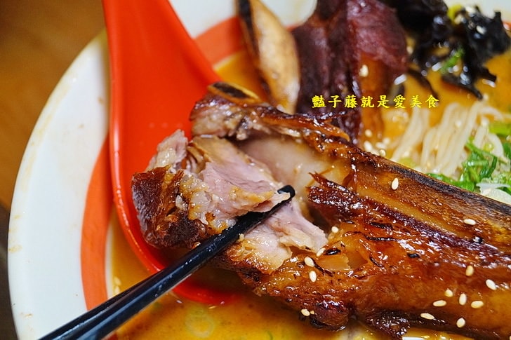 【麵屋一龍拉麵專門店】台中好吃拉麵推薦．豬肋排拉麵吮指回味．豚骨湯頭濃厚醇香．就愛海老蝦味拉麵