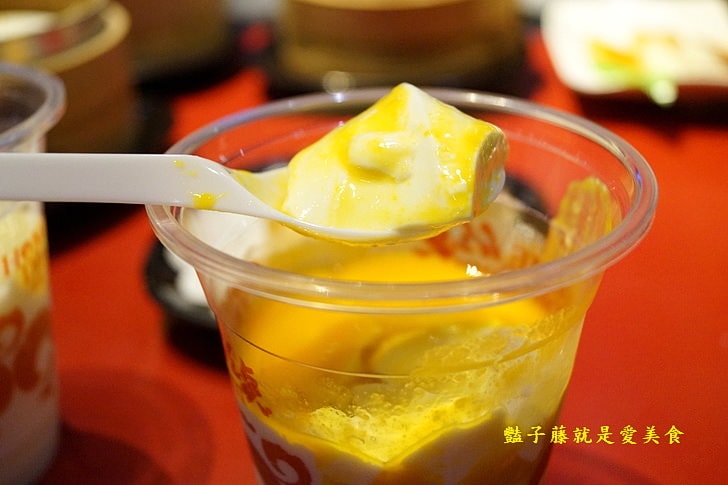 【紅點港飲食販店】台中港式飲茶．味菜蒸肥腸和蟹柳花枝餃蒸正點．波蘿包烤香點．燒臘點蜜汁叉燒