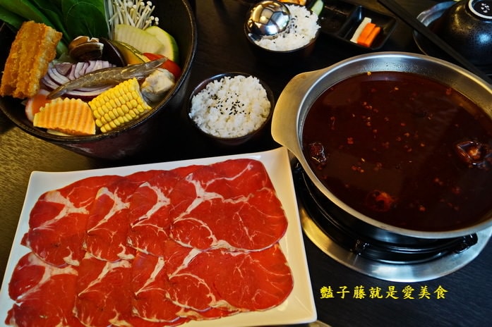 鍋無二極鮮鍋物.豐原火鍋巴蜀麻辣.東北酸菜.金黃泡菜道地好湯頭【豔子藤就是愛美食】