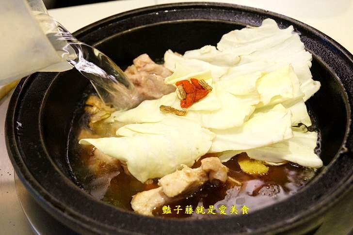 【白米淇花媽火鍋物】逢甲鍋物.粥底海鮮鍋很私房.避冬暖暖鍋麻油雞.花媽特選養肝鮮蜆海鮮鍋.素食蔬食燒酒雞