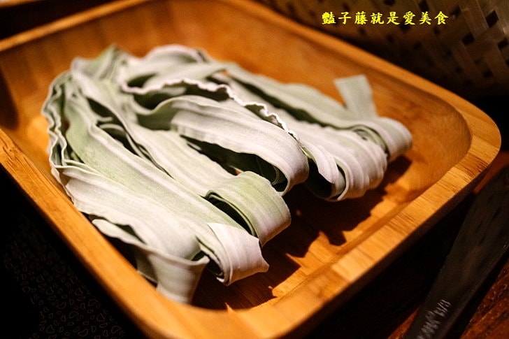 【八豆食府精緻鍋物】員外家裡的花田喜彘真是吃紅蘿蔔長大的豬.澳洲9級和牛鮮嫩汁多.鍋物湯底慢燉雞湯