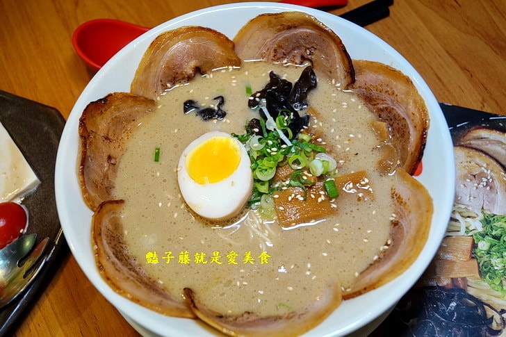【麵屋一龍拉麵專門店】台中好吃拉麵推薦．豬肋排拉麵吮指回味．豚骨湯頭濃厚醇香．就愛海老蝦味拉麵