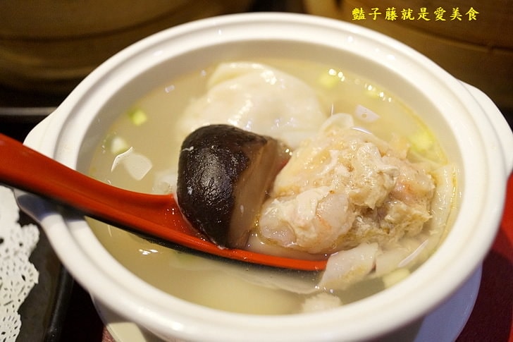 【紅點港飲食販店】台中港式飲茶．味菜蒸肥腸和蟹柳花枝餃蒸正點．波蘿包烤香點．燒臘點蜜汁叉燒