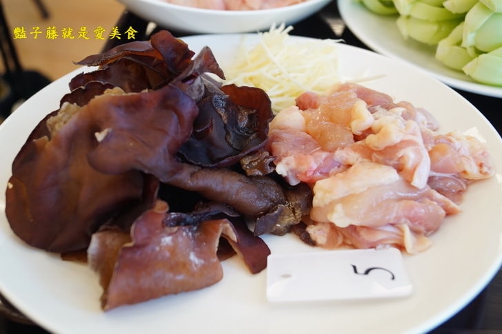 【蒸龍宴】台中大雅美食海鮮餐廳.秋蟹肥美.波士頓龍蝦鮮甜彈牙.精華粥底人間美味.蒸氣養生海鮮館.蒸食好料理