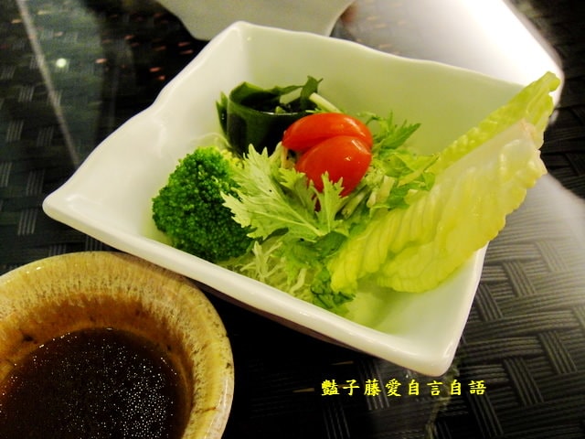 大戶屋日式定食．炭烤雞肉沙拉和豬肉泡菜土鍋蓋飯都很厲害【豔子藤就是愛美食】
