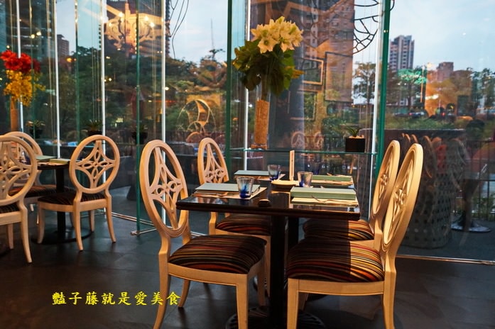 台中秋紅谷餐廳．幸福小水舞．香煎沙朗與美景相伴【豔子藤就是愛美食】