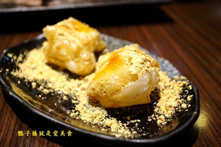 【新竹城隍廟美食】新竹Moibon炭火串燒．日式居酒屋也有好吃的美式炭烤沙朗牛排．甜點日式烤麻糬燒完美必點