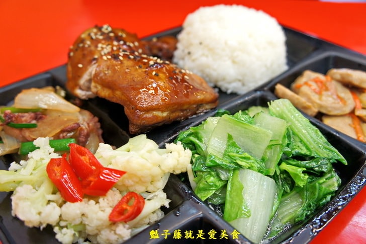 【小劉排骨飯專賣店】基隆火車站美食.鐵路排骨便當.碳烤雞腿好吃無誤.香酥雞排香噴噴.豔子藤美食地圖