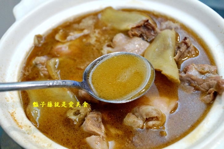 【美人朵朵膠原飲品專賣】台中美食.無敵厚切日式豬排湯咖哩.香烤雞腿南洋風.夢幻寶石素燕窩大推