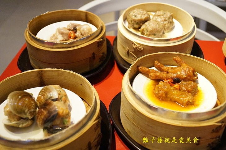【紅點港飲食販店】台中港式飲茶．味菜蒸肥腸和蟹柳花枝餃蒸正點．波蘿包烤香點．燒臘點蜜汁叉燒
