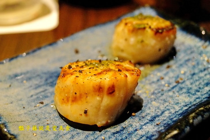 【新竹城隍廟美食】新竹Moibon炭火串燒．日式居酒屋也有好吃的美式炭烤沙朗牛排．甜點日式烤麻糬燒完美必點