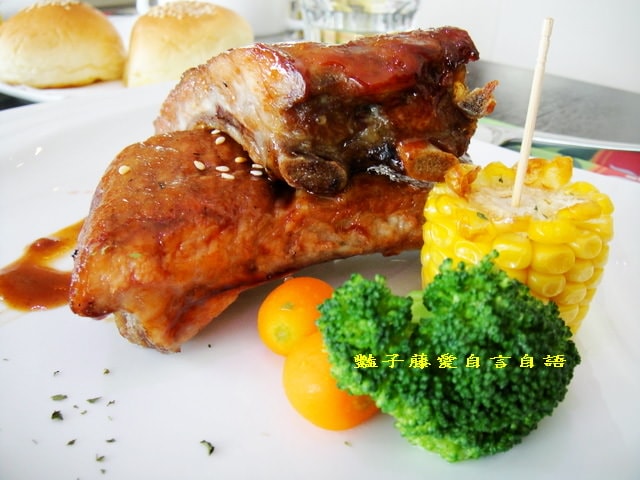 台中異國美食＆日光．郡美味饗宴燒烤香草豬肋排+鄉村香料烤春雞【豔子藤就是愛美食】