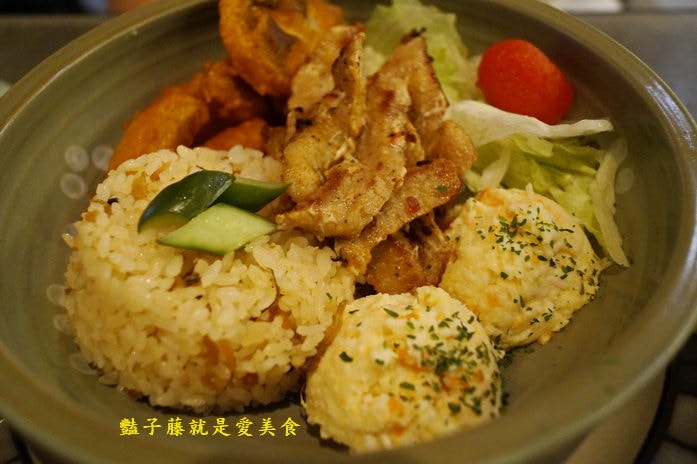 台中異國美食．昨日花卷跨界料理．血汗捏造牛肉堡招牌花卷好食【豔子藤就是愛美食】