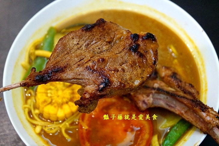 【美人朵朵膠原飲品專賣】台中美食.無敵厚切日式豬排湯咖哩.香烤雞腿南洋風.夢幻寶石素燕窩大推