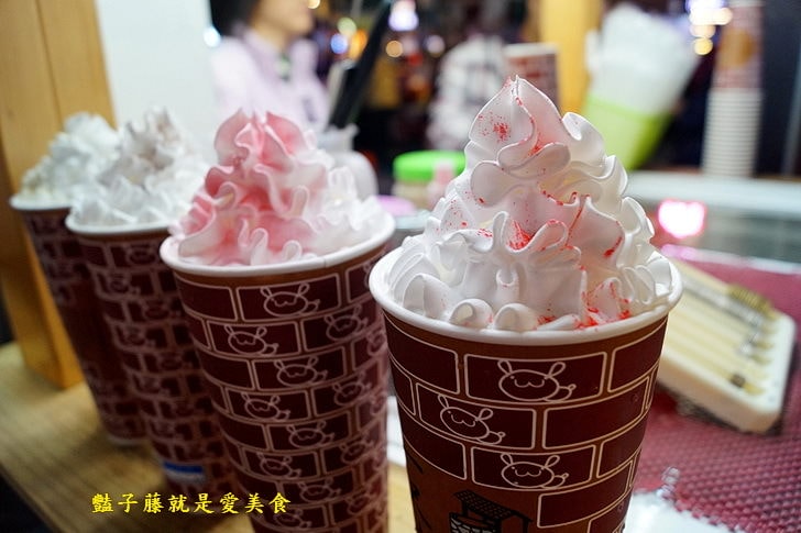 【台灣瘋炸雞】大里國際觀光夜市．東東美食魷魚．一尺古井紅茶炸奶．台中夜市小吃必吃攻略