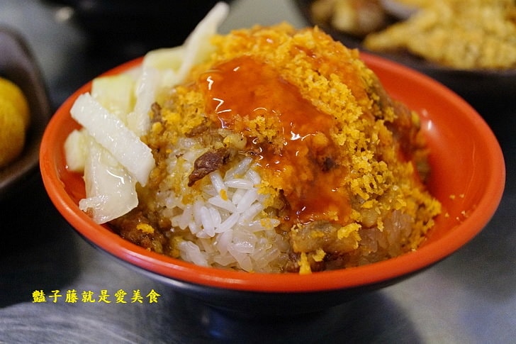 【台香麻辣大腸蚵仔麵線】台中西屯30年代傳統小吃.祖傳藥燉排骨.地瓜碰芋圓.古早味冬瓜茶配香雞排花枝丸