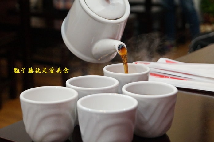 鑫旺角茶餐廳．台中北平路美食．香茜牛肉腸粉好吃推薦．鬼馬炒飯很厲害【豔子藤就是愛美食】