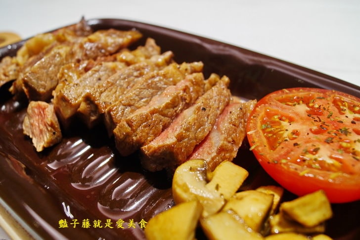 【台中梨子咖啡館】臺中音樂美食餐廳.碳烤頂級肋眼牛排.酥烤德國豬腳.關東風壽喜燒.崇德店得饗主宴