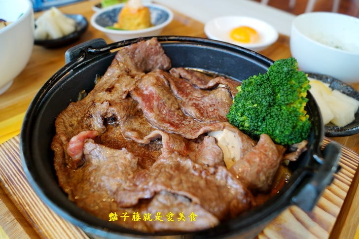 【小樂圓和洋餐食】台中親子餐廳.關東煮與牛小排和風壽喜鍋.庭院大沙池.旋轉透明溜滑梯.好吃好玩