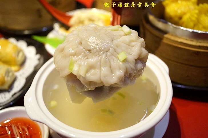 【紅點港飲食販店】台中港式飲茶．味菜蒸肥腸和蟹柳花枝餃蒸正點．波蘿包烤香點．燒臘點蜜汁叉燒