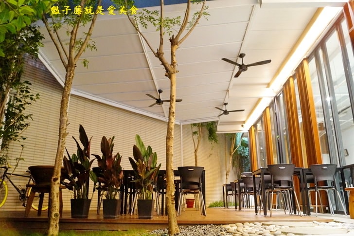 【光蠟樹喫茶館】酥炸軟殼蟹日式人氣招牌．壽喜松阪超下飯料理．香蕉巧克力冰淇淋金磚好吃到不行
