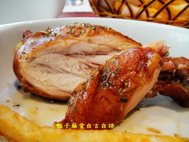 台中異國美食＆弗卡夏義式廚房。手工義式薄皮披薩+非點不可的脆薯和轟炸雞腿【豔子藤就是愛美食】