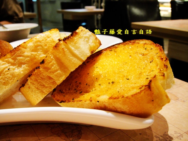 台中異國美食＆納尼亞義式餐廳手工窯烤披薩美味義大利麵吃到飽【豔子藤就是愛美食】