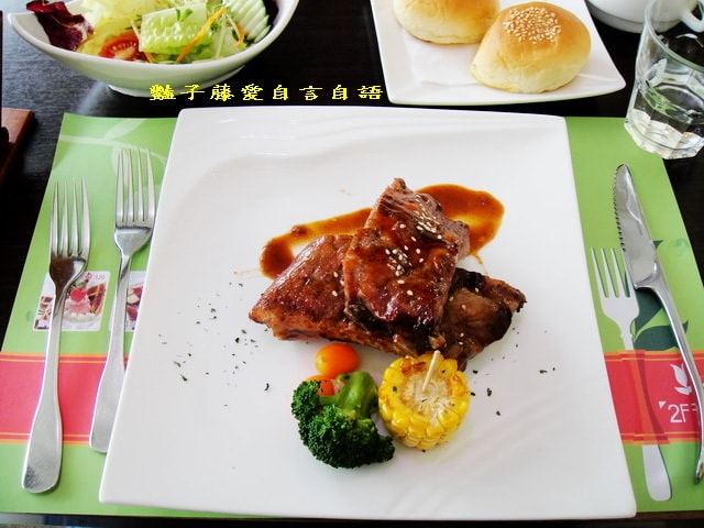 台中異國美食＆日光．郡美味饗宴燒烤香草豬肋排+鄉村香料烤春雞【豔子藤就是愛美食】