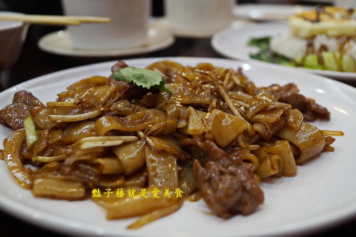 鑫旺角茶餐廳．台中北平路美食．香茜牛肉腸粉好吃推薦．鬼馬炒飯很厲害【豔子藤就是愛美食】