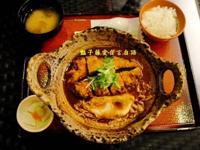 大戶屋日式定食．炭烤雞肉沙拉和豬肉泡菜土鍋蓋飯都很厲害【豔子藤就是愛美食】