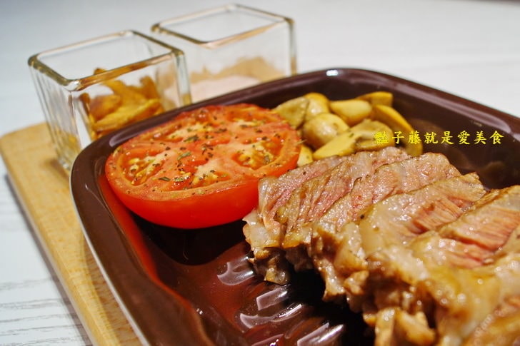 【台中梨子咖啡館】臺中音樂美食餐廳.碳烤頂級肋眼牛排.酥烤德國豬腳.關東風壽喜燒.崇德店得饗主宴