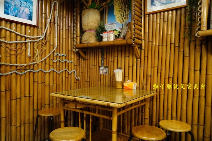 泰雅婆婆美食店．烏來老街美食芋頭月桃飯．黑森林勇士湯很厲害【豔子藤就是愛美食】