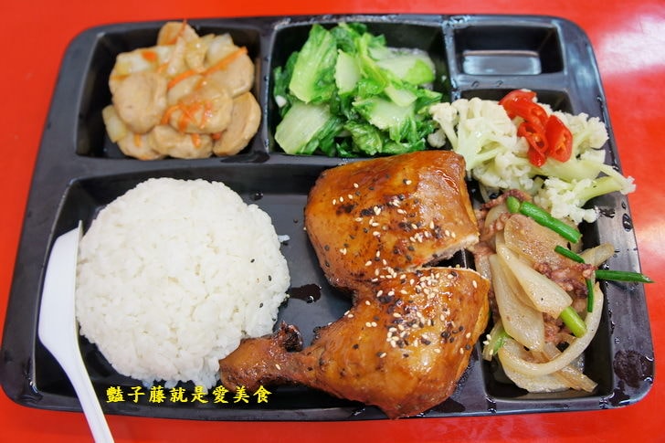 【小劉排骨飯專賣店】基隆火車站美食.鐵路排骨便當.碳烤雞腿好吃無誤.香酥雞排香噴噴.豔子藤美食地圖