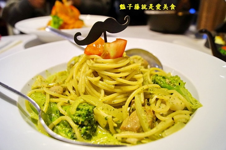 【鬍子茶WHO'S TEA逢甲店】逢甲商圈平價美食.歐巴的泡麵石鍋.布雷克的帕里尼.黑鬍子奶茶.恐龍美祿.美食環遊世界