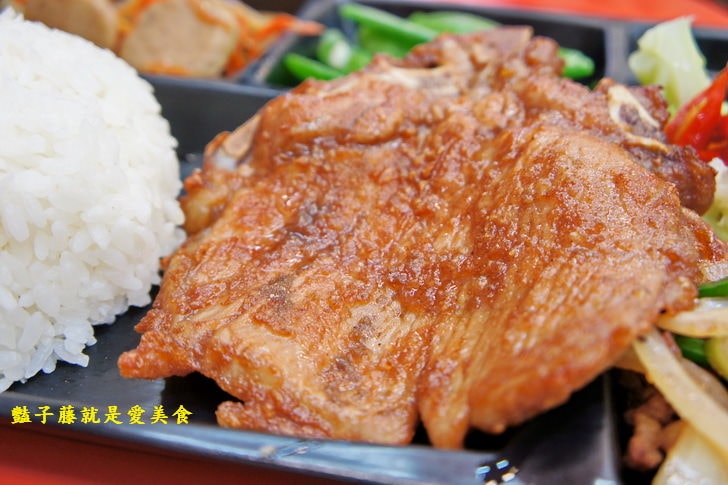 【小劉排骨飯專賣店】基隆火車站美食.鐵路排骨便當.碳烤雞腿好吃無誤.香酥雞排香噴噴.豔子藤美食地圖