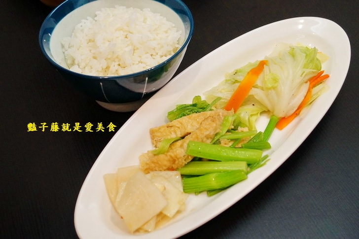 【美人朵朵膠原飲品專賣】台中美食.無敵厚切日式豬排湯咖哩.香烤雞腿南洋風.夢幻寶石素燕窩大推