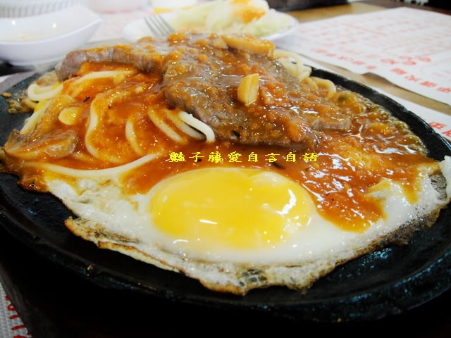 台中大口平價牛排館大啖香嫩雞排鮭魚排和肩胛牛小排【豔子藤就是愛美食】