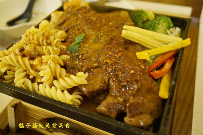 湯藝術老爺下麵．鐵板牛小排和何首烏雞肉鍋太搶戲．臺中市大里美食【豔子藤就是愛美食】