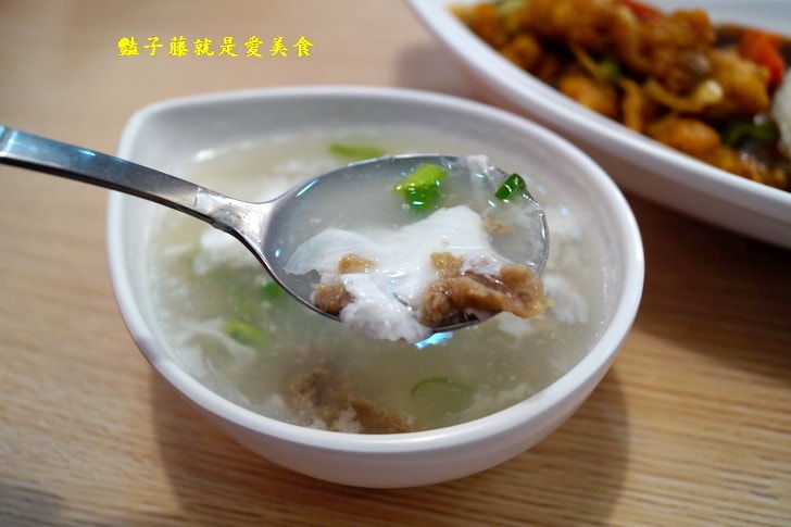 【揀選食坊】文心森林公園旁溫馨小館.墨西哥廚師的中華料理.蠔油牛肉與左宗棠雞.西湖牛肉羮口感醇香滑順