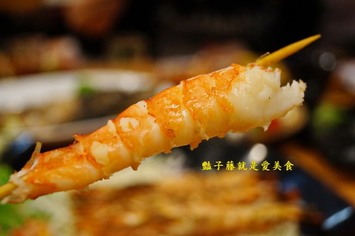 東來屋平價日式燒烤．霸王鮮蚵太吸睛串燒肉串好好吃【豔子藤就是愛美食】