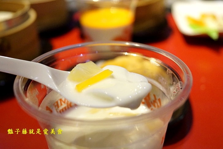 【紅點港飲食販店】台中港式飲茶．味菜蒸肥腸和蟹柳花枝餃蒸正點．波蘿包烤香點．燒臘點蜜汁叉燒