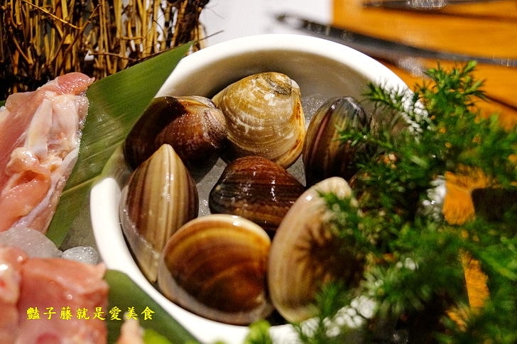 【八豆食府精緻鍋物】員外家裡的花田喜彘真是吃紅蘿蔔長大的豬.澳洲9級和牛鮮嫩汁多.鍋物湯底慢燉雞湯